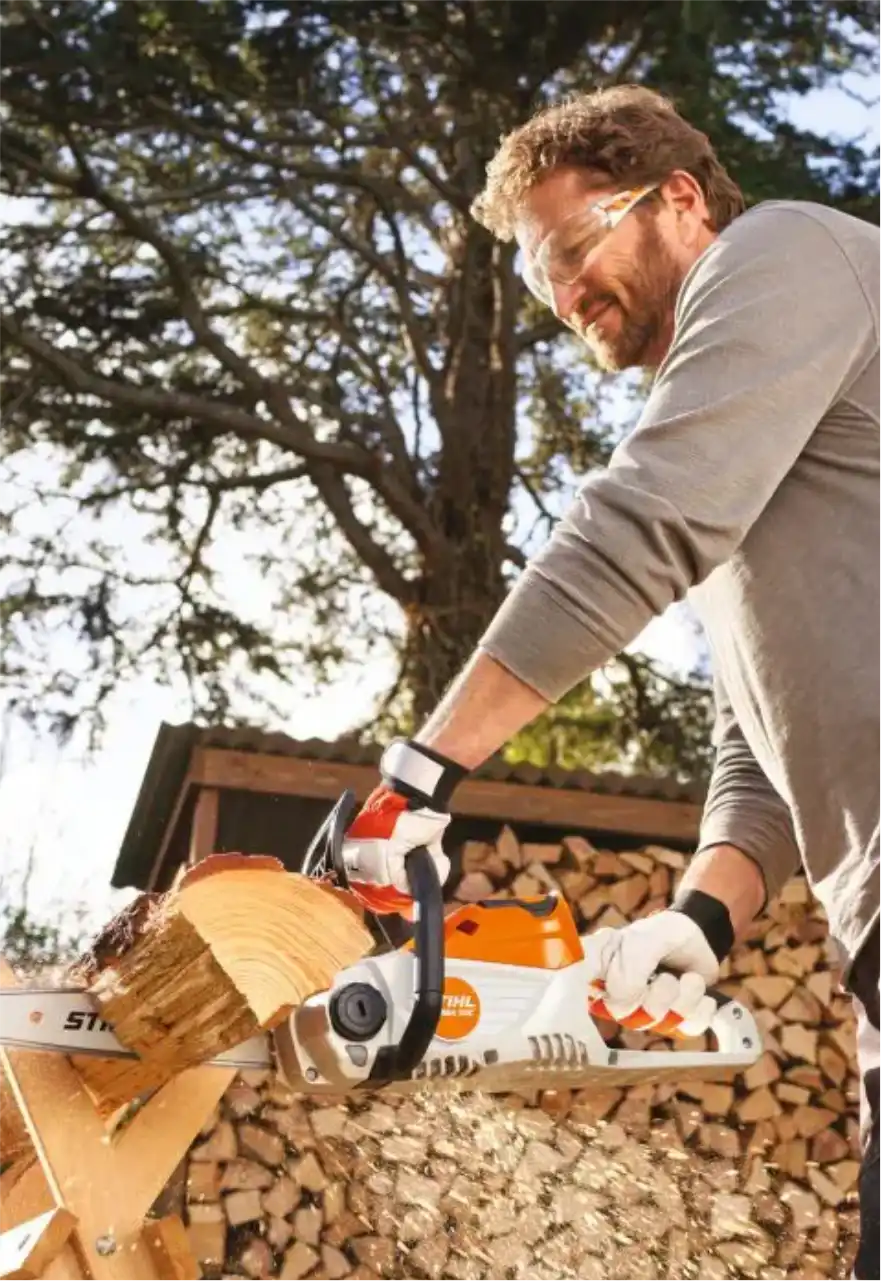 Profissional operando motosserra Stihl com óculos de proteção